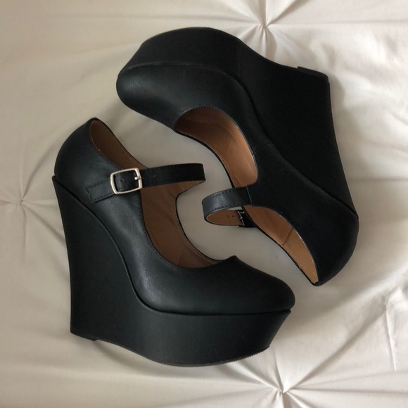 Cut, sassy black heels - Picture 1 of 3